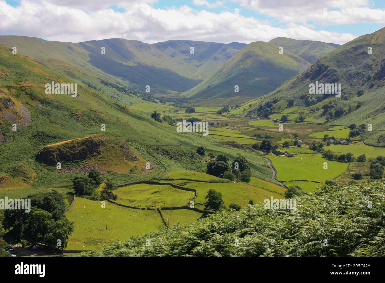 Lush green rolling hills hi-res stock photography and images - Alamy