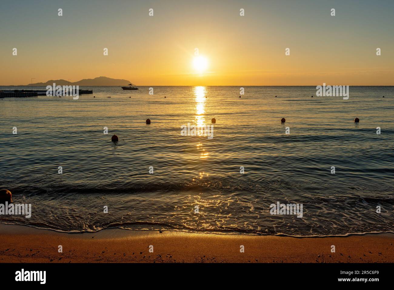 Beautiful sunset ocean shore hi-res stock photography and images - Alamy
