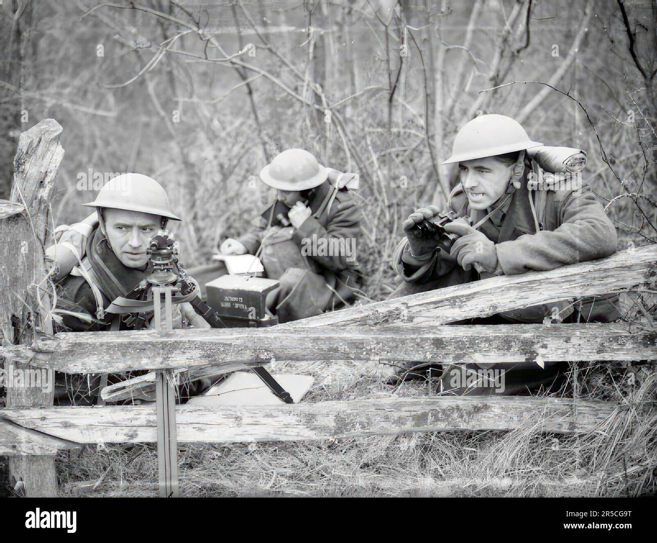 Allied Forces in the United Kingdom 1939-45 The battery observation officer (right) and signallers of a Czech artillery unit equipped with French 75mm field guns on an exercise near Leamington Spa, 31 March 1941. Stock Photo