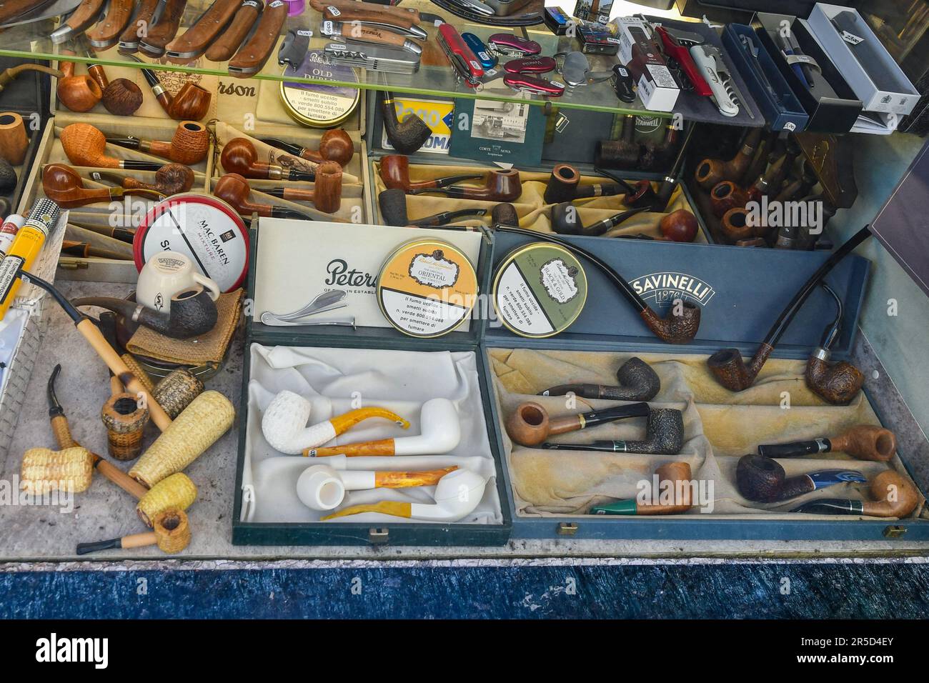 A wide choice of pipes in the window of a tobacconist in the sestiere of Cannaregio, Venice, Veneto, Italy Stock Photo