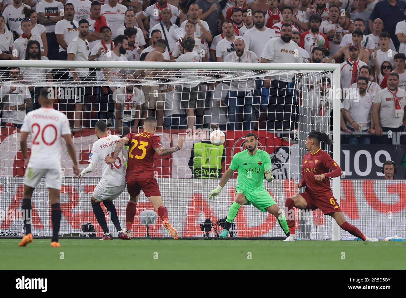 Amer Gojak of Ferencvarosi TC celebrates after scoring a goal during  News Photo - Getty Images