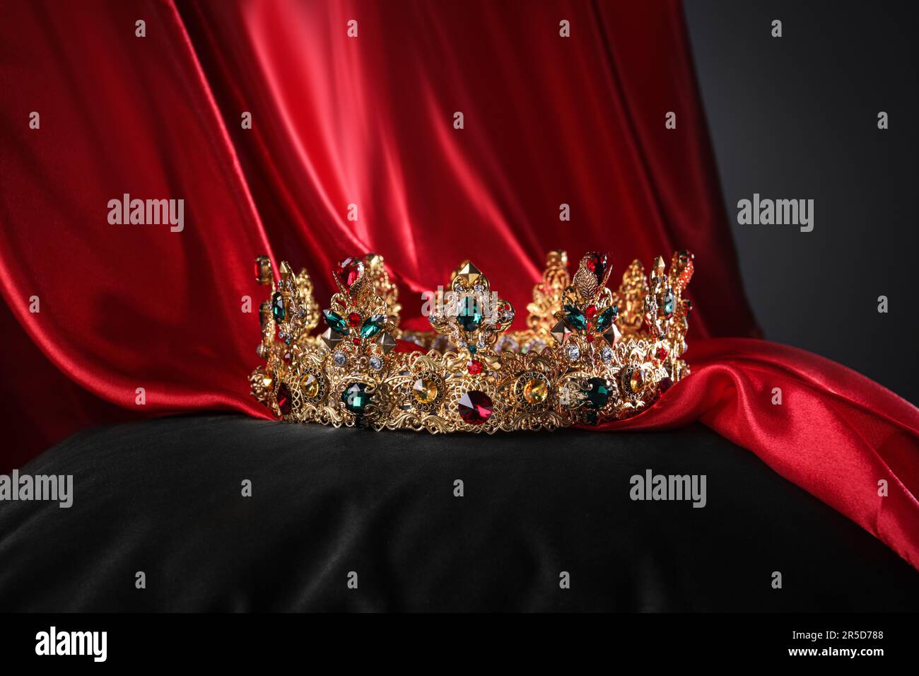 Luxury golden crown on black hi-res stock photography and images - Alamy