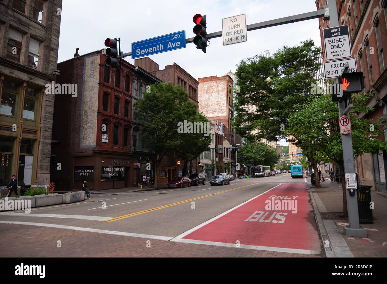 Seventh Avenue Street Scene in Pittsburgh, Pennsylvania Stock Photo - Alamy