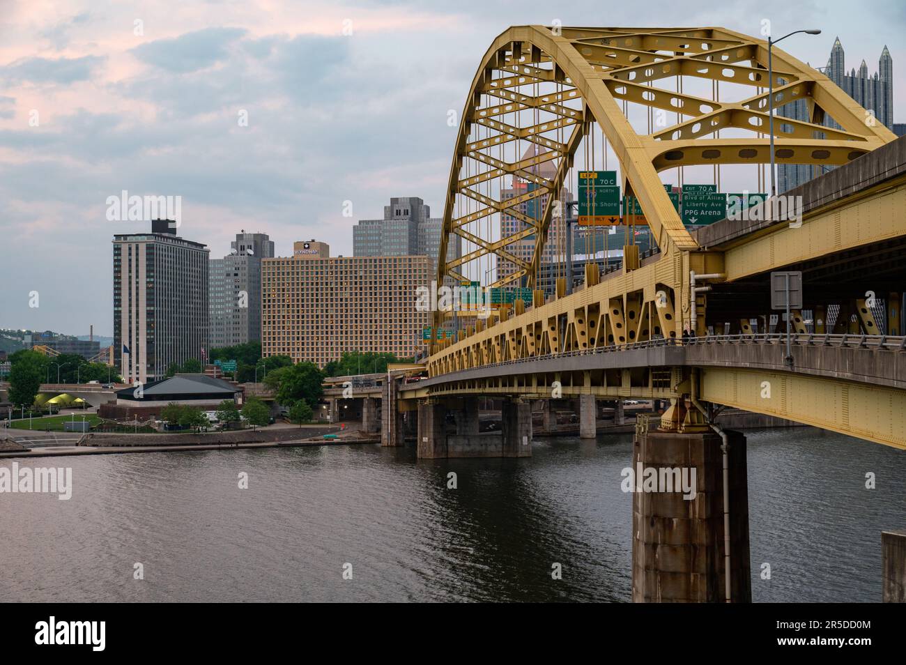 The Fort Pitt Bridge in Pittsburgh, Pennsylvania Stock Photo - Alamy