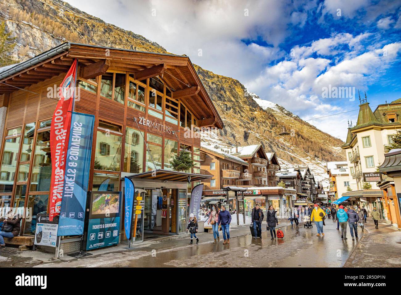 Zermatt ski resort matterhorn hi-res stock photography and images - Alamy