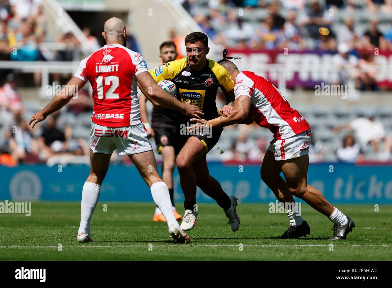 Salford Red Devils’ Oliver Partington (centre) gets away from Hull KR’s Sauaso Sue (right) during the Betfred Super League match at St. James' Park, Newcastle upon Tyne. Picture date: Saturday June 3, 2023. Stock Photo