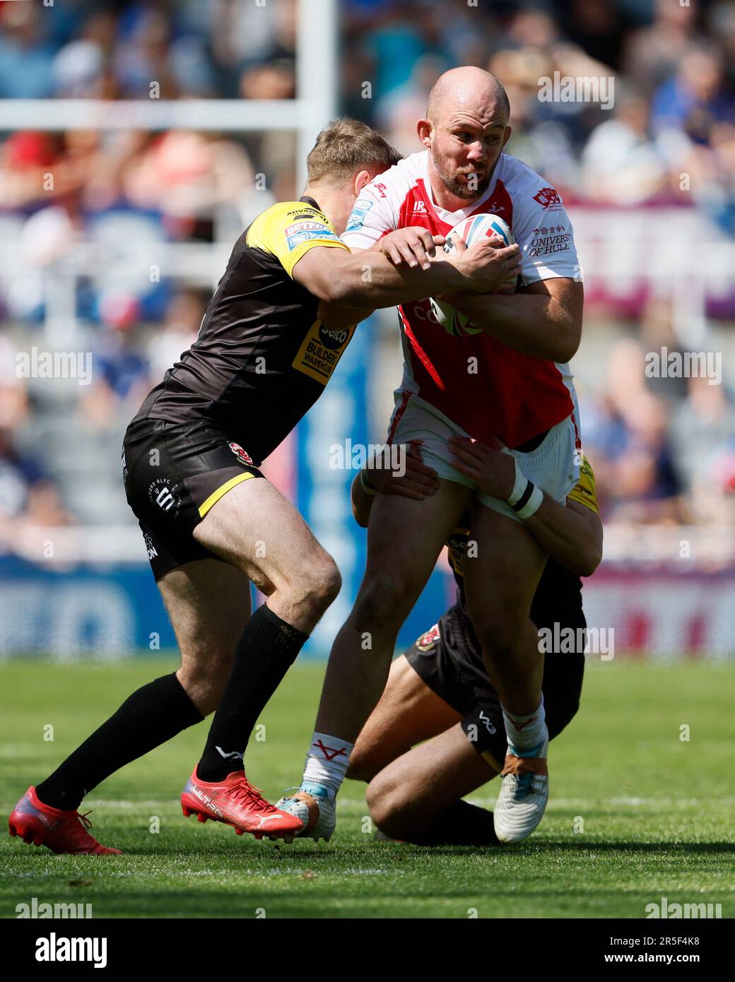Hull KR’s George King (right) is tackled by Salford Red Devils’ Ben Hellewell (left) and Salford Red Devils’ Chris Atkin during the Betfred Super League match at St. James' Park, Newcastle upon Tyne. Picture date: Saturday June 3, 2023. Stock Photo