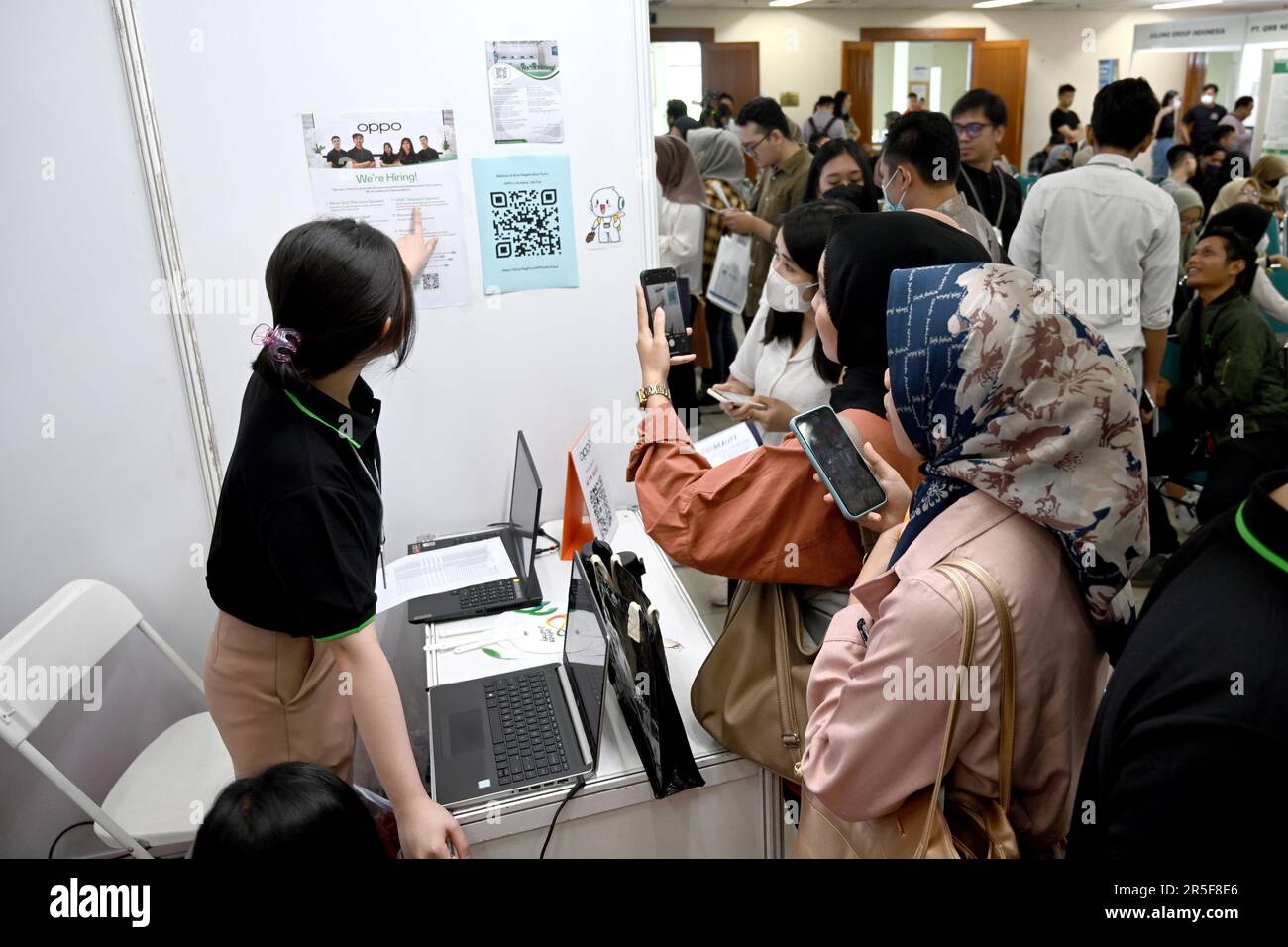 (230603) JAKARTA, June 3, 2023 (Xinhua) People attend a job fair