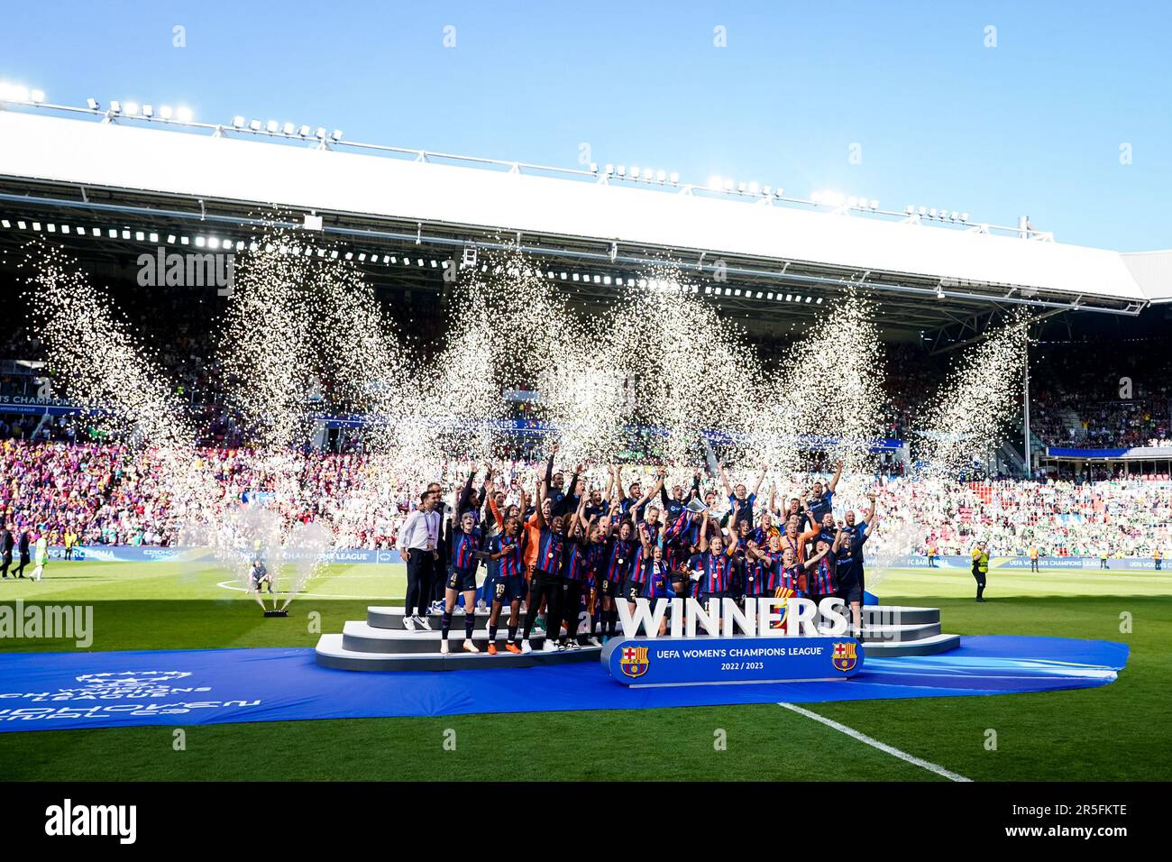 EINDHOVEN, NETHERLANDS - JUNE 3: Coach Jonatan Giraldez of FC Barcelona, Sandra Panos of FC Barcelona, Irene Paredes of FC Barcelona, Mapi Leon of FC Barcelona, Mariona Caldentey of FC Barcelona, Caroline Graham Hansen of FC Barcelona, Patri Guijarro of FC Barcelona, Aitana Bonmati of FC Barcelona, Lucy Bronze of FC Barcelona, Fridolina Rolfo of FC Barcelona, Salma Paralluelo of FC Barcelona, Keira Walsh of FC Barcelona, Catalina Coll of FC Barcelona, Laia Codina of FC Barcelona, Jana Fernandez of FC Barcelona, Claudia Pina of FC Barcelona, Ana-Maria Crnogorcevic of FC Barcelona, Marta Torrejo Stock Photo