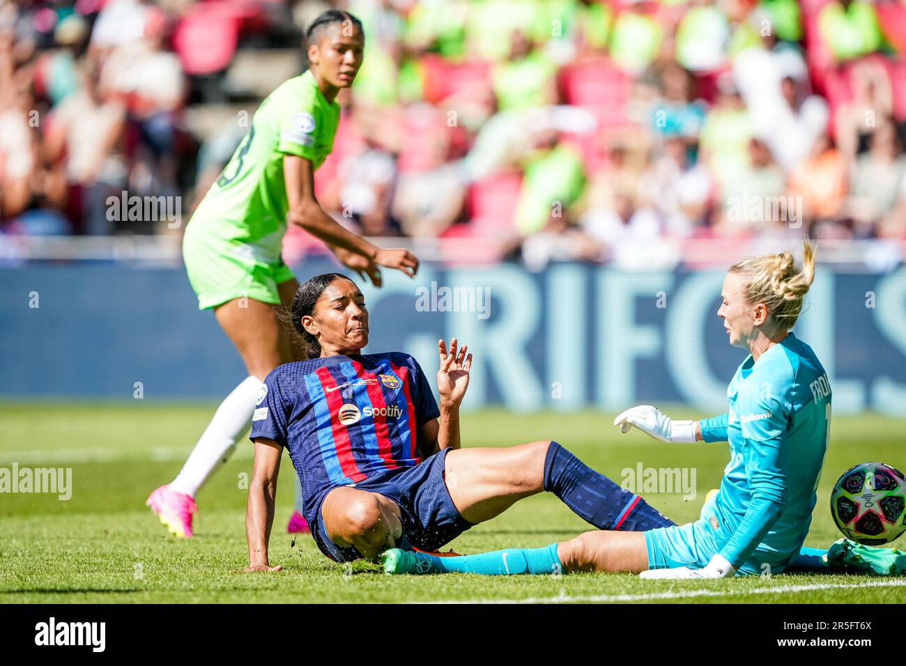 Eindhoven, Netherlands. 03rd June, 2023. EINDHOVEN, NETHERLANDS - JUNE 3: Salma Paralluelo of FC Barcelona collides with Merle Frohms of VfL Wolfsburg during the UEFA Women's Champions League Final match between FC Barcelona and VfL Wolfsburg at the PSV Stadion on June 3, 2023 in Eindhoven, Netherlands (Photo by Andre Weening/Orange Pictures) Credit: Orange Pics BV/Alamy Live News Stock Photo