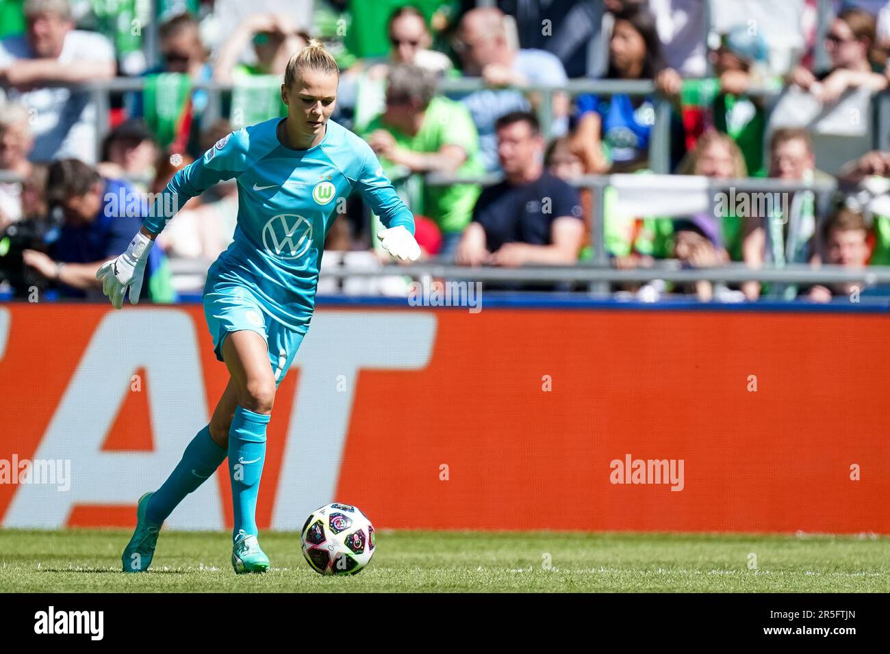 Eindhoven, Netherlands. 03rd June, 2023. EINDHOVEN, NETHERLANDS - JUNE 3: Merle Frohms of VfL Wolfsburg dribbles with the ball during the UEFA Women's Champions League Final match between FC Barcelona and VfL Wolfsburg at the PSV Stadion on June 3, 2023 in Eindhoven, Netherlands (Photo by Joris Verwijst/Orange Pictures) Credit: Orange Pics BV/Alamy Live News Stock Photo