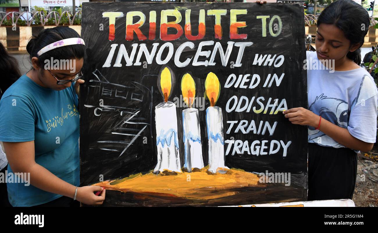 Mumbai, Maharashtra, India. 3rd June, 2023. Students from Gurukul school of art paint posters paying tribute to people who died in the train accident in Odisha's Balasore district. 288 people died and 803 got injured in Shalimar-Chennai Central Coromandel Express, Bengaluru-Howrah Superfast Express and a goods train triple train accident in Odisha's Balasore district. (Credit Image: © Ashish Vaishnav/SOPA Images via ZUMA Press Wire) EDITORIAL USAGE ONLY! Not for Commercial USAGE! Stock Photo