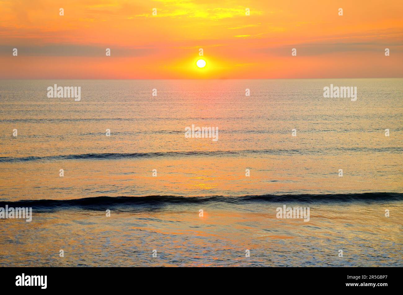 Golden sun rise hi-res stock photography and images - Alamy
