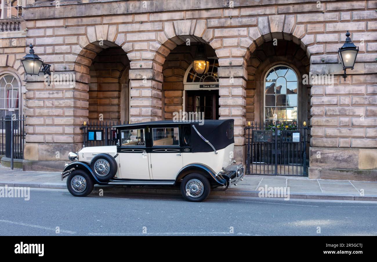 Wedding car parked outside Liverpool Townhall Stock Photo