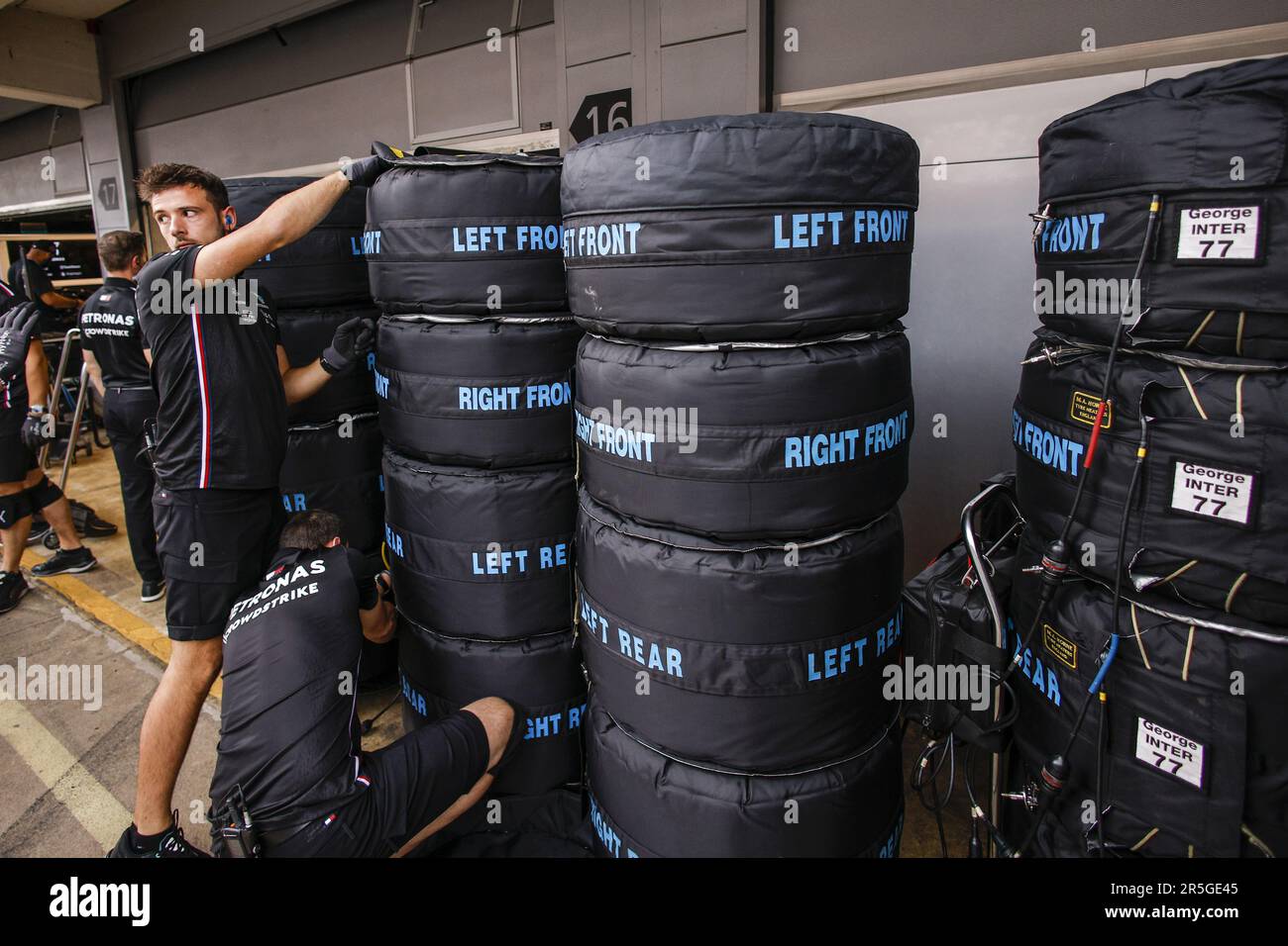 Tyre blankets f1 hi-res stock photography and images