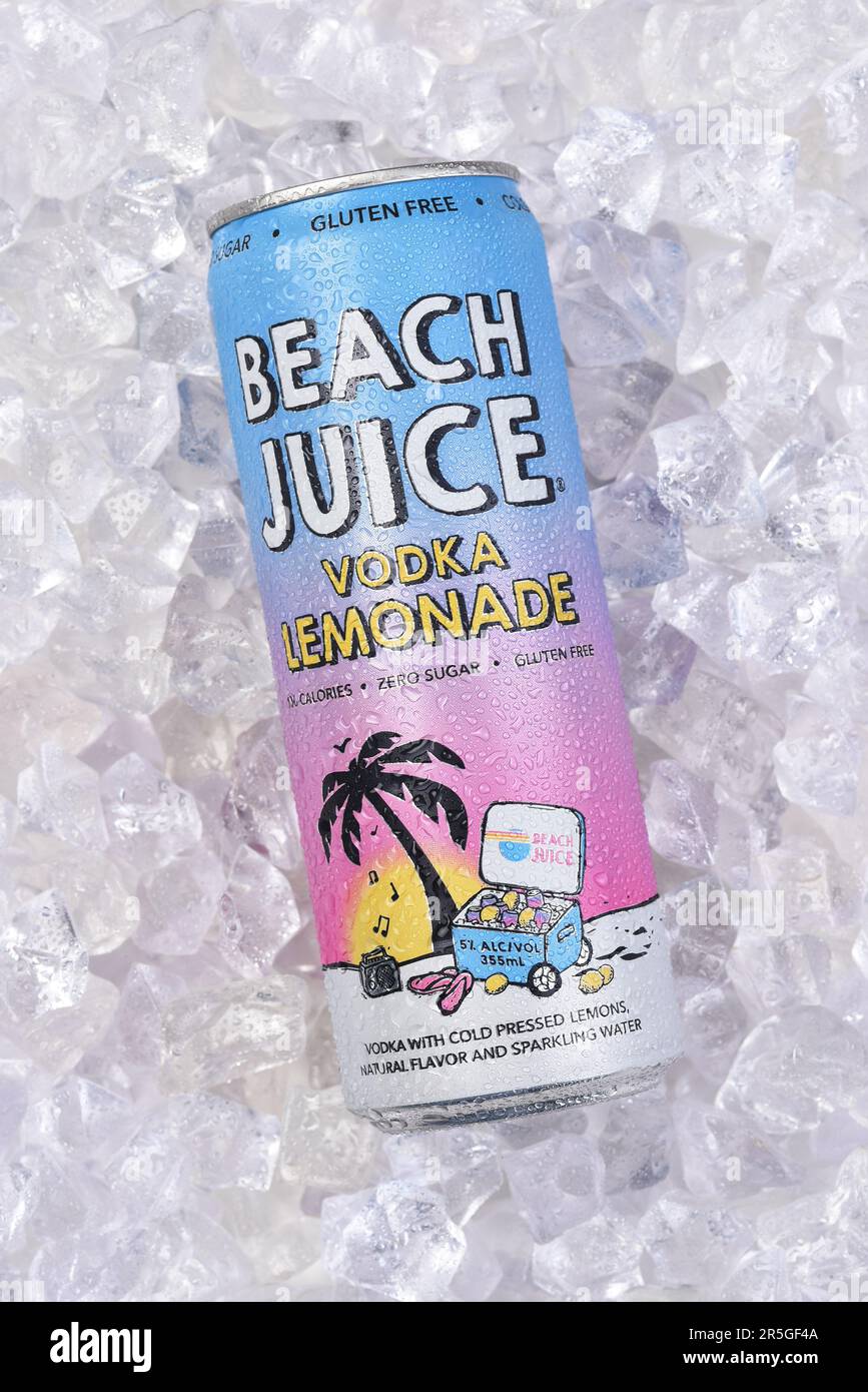 IRIVNE, CALIFORNIA - 01 June 20223: A can of Beach Juice Vodka Lemonade on a bed of ice Stock Photo