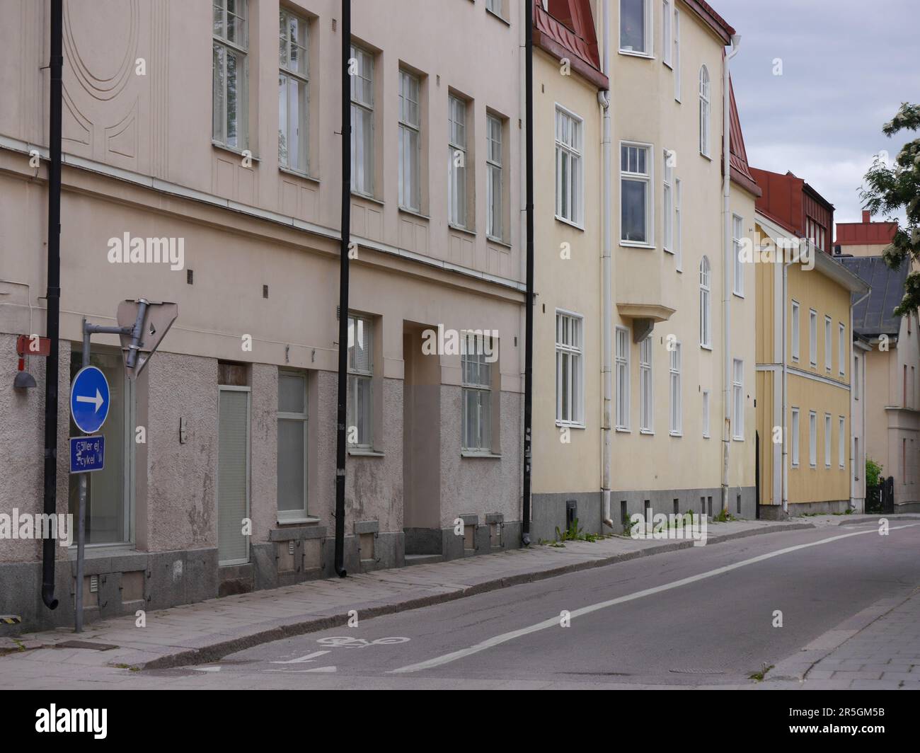Empty street amidst buildings hi-res stock photography and images - Alamy