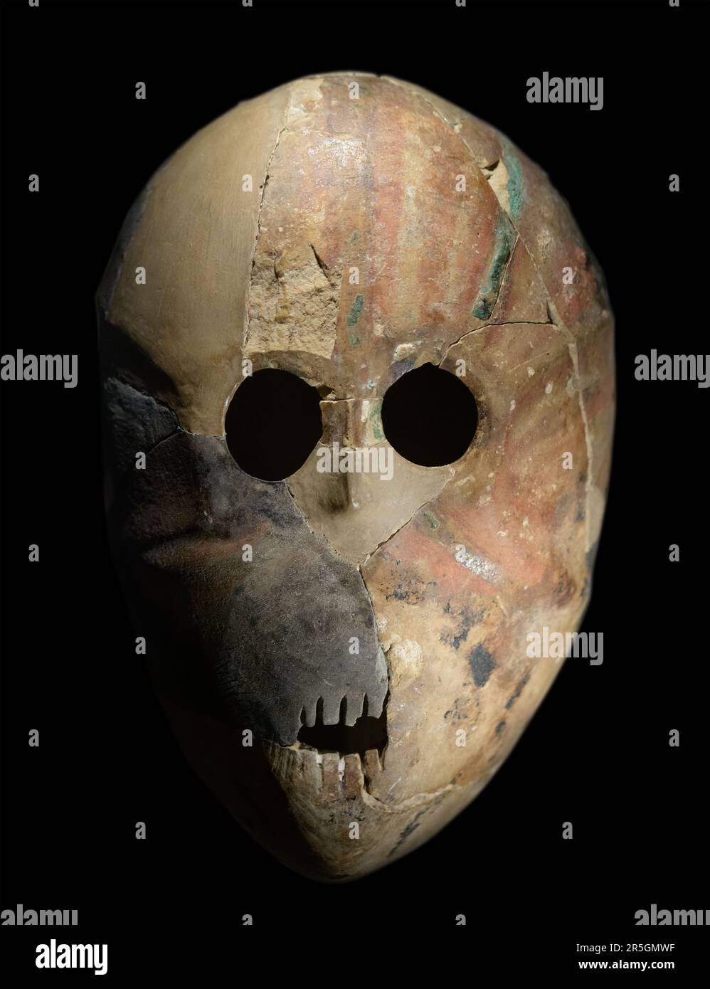 Stone mask Pre-Pottery Neolithic B, 7th millennium BCE, the oldest mask on  earth Stock Photo - Alamy