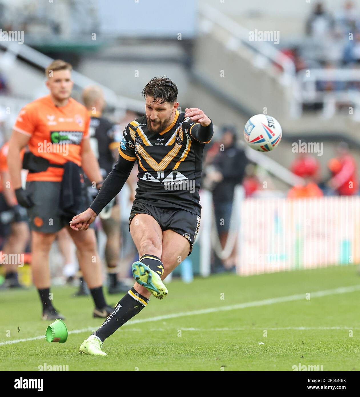 St James Park, Newcastle, UK. 3rd June, 2023. Betfred Super League Magic Weekend Rugby League, Leeds Rhinos versus Castleford Tigers; Castleford Tigers Gareth Widdop conversion hits the post with the score 18-14 Credit: Action Plus Sports/Alamy Live News Stock Photo