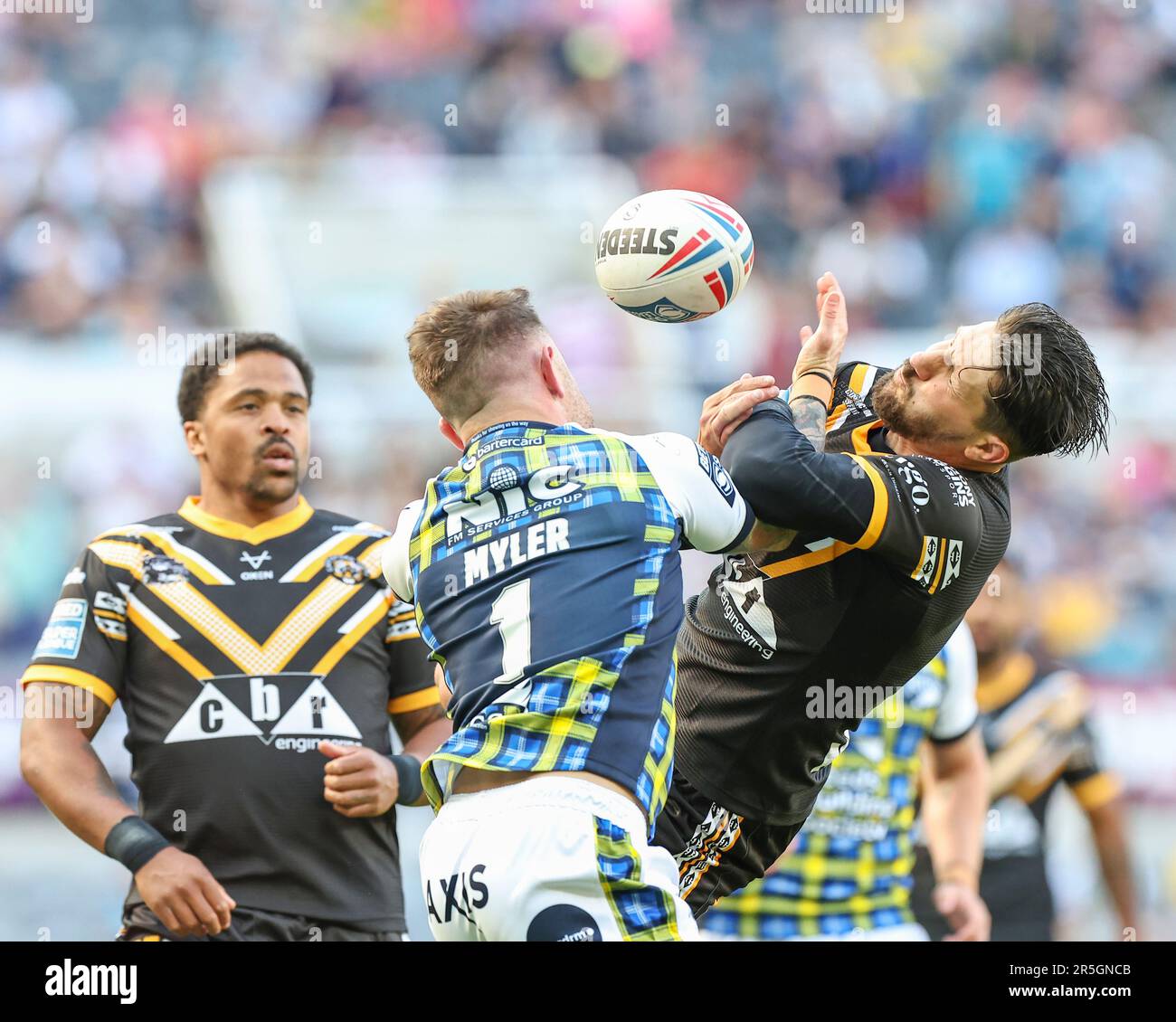 St James Park, Newcastle, UK. 3rd June, 2023. Betfred Super League Magic Weekend Rugby League, Leeds Rhinos versus Castleford Tigers; Castleford Tigers Gareth Widdop and Leeds Rhinos Richie Myler compete for a high kick Credit: Action Plus Sports/Alamy Live News Stock Photo