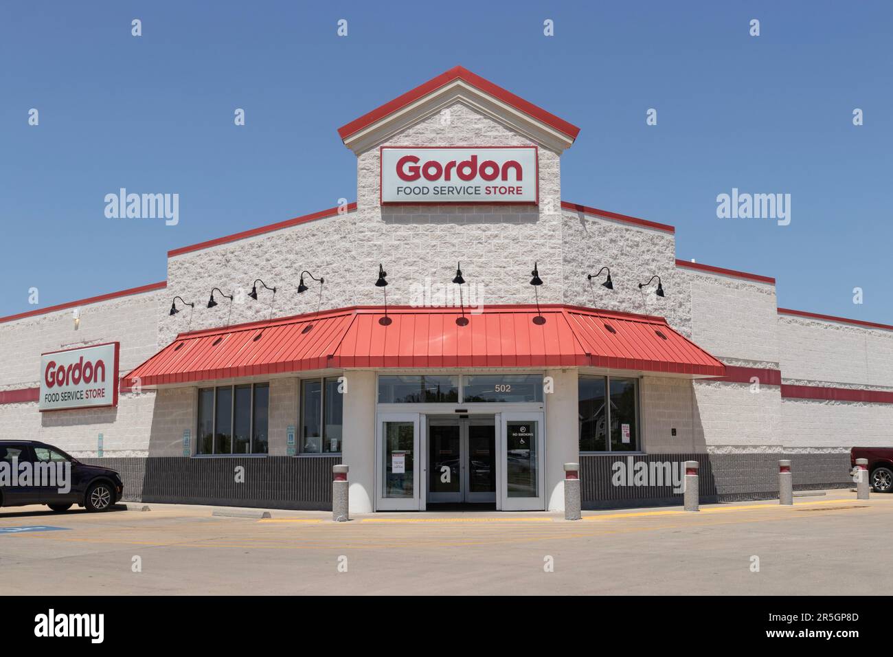 https://c8.alamy.com/comp/2R5GP8D/champaign-circa-june-2023-gordon-food-service-store-gfs-is-the-largest-privately-held-foodservice-distributor-in-north-america-2R5GP8D.jpg