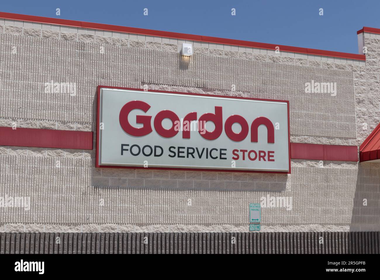 https://c8.alamy.com/comp/2R5GPFB/champaign-circa-june-2023-gordon-food-service-store-gfs-is-the-largest-privately-held-foodservice-distributor-in-north-america-2R5GPFB.jpg
