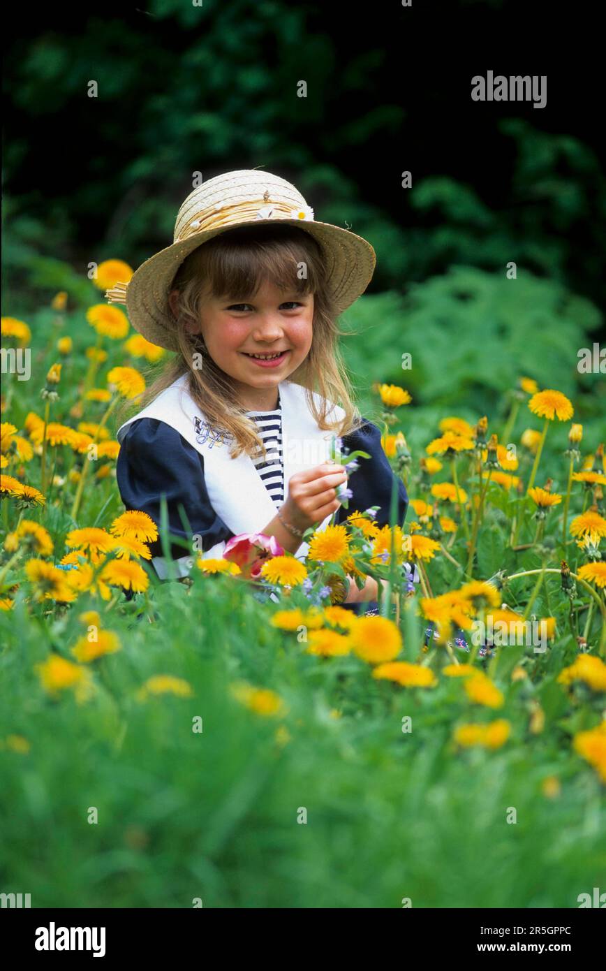 Girl child flower meadow hi-res stock photography and images - Alamy