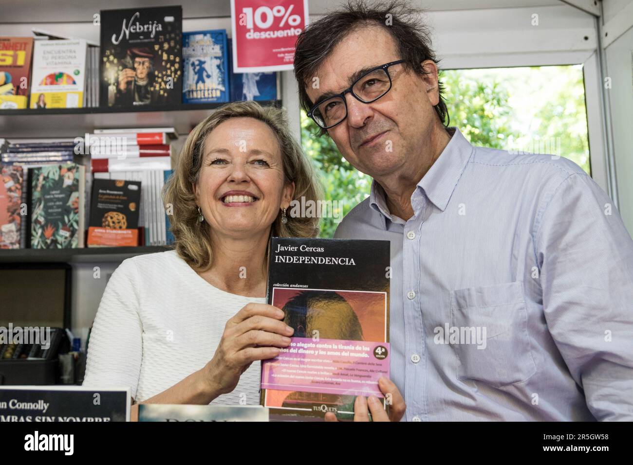 THE WRITER JAVIER CERCAS AND NADIA CALVIÑO VICE PRESIDENT OF THE GOVERNMENT AT THE 82ND EDITION OF THE BOOK FAIR IN EL RETIRO PARK MADRID Credit: agefotostock /Alamy Live News Stock Photo