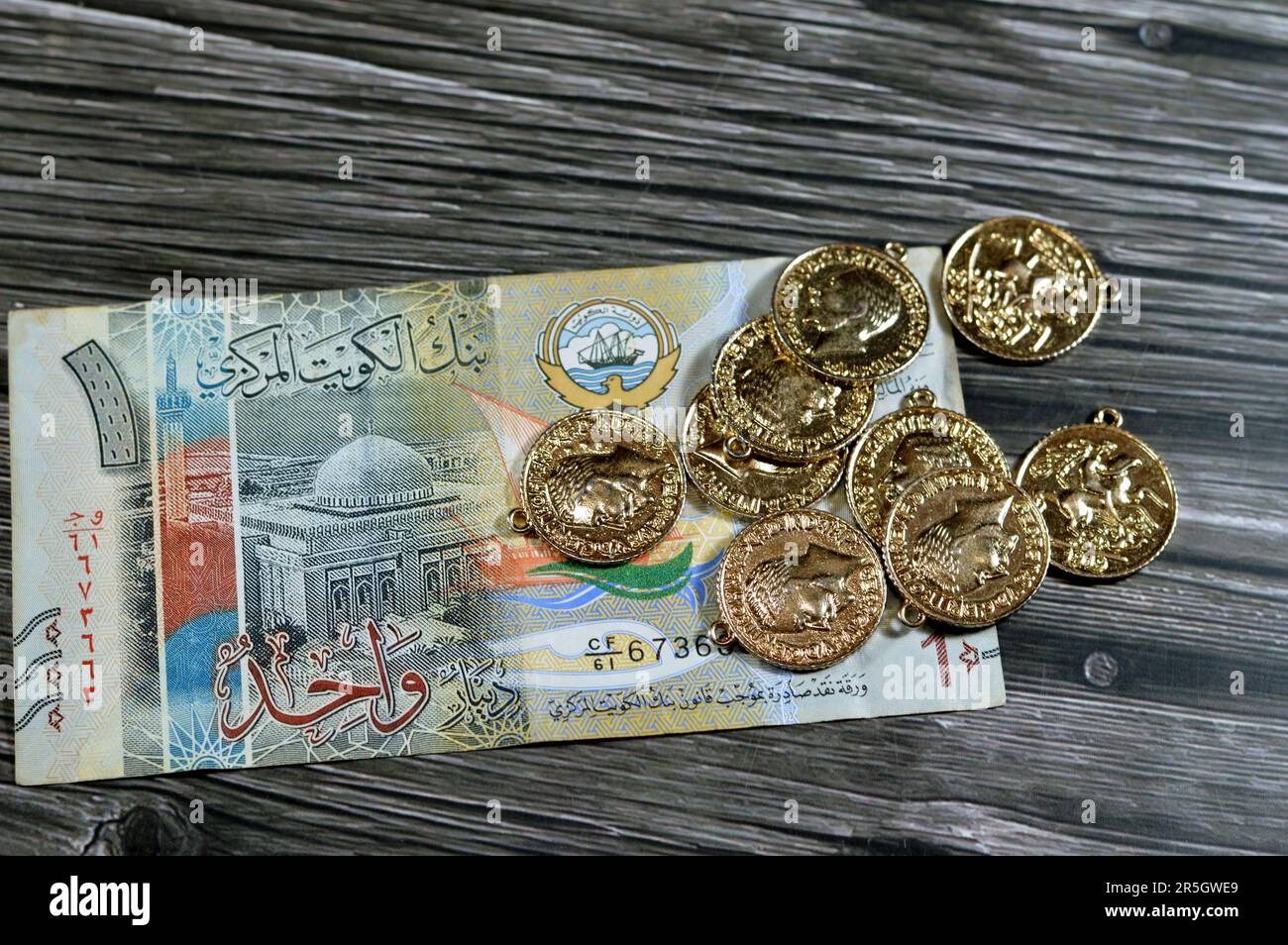 one Kuwaiti dinar bill banknote 1 KWD with influences of Ancient Greek Civilization in Kuwait Failaka, grand mosque, bateel dhow ship with sovereign B Stock Photo