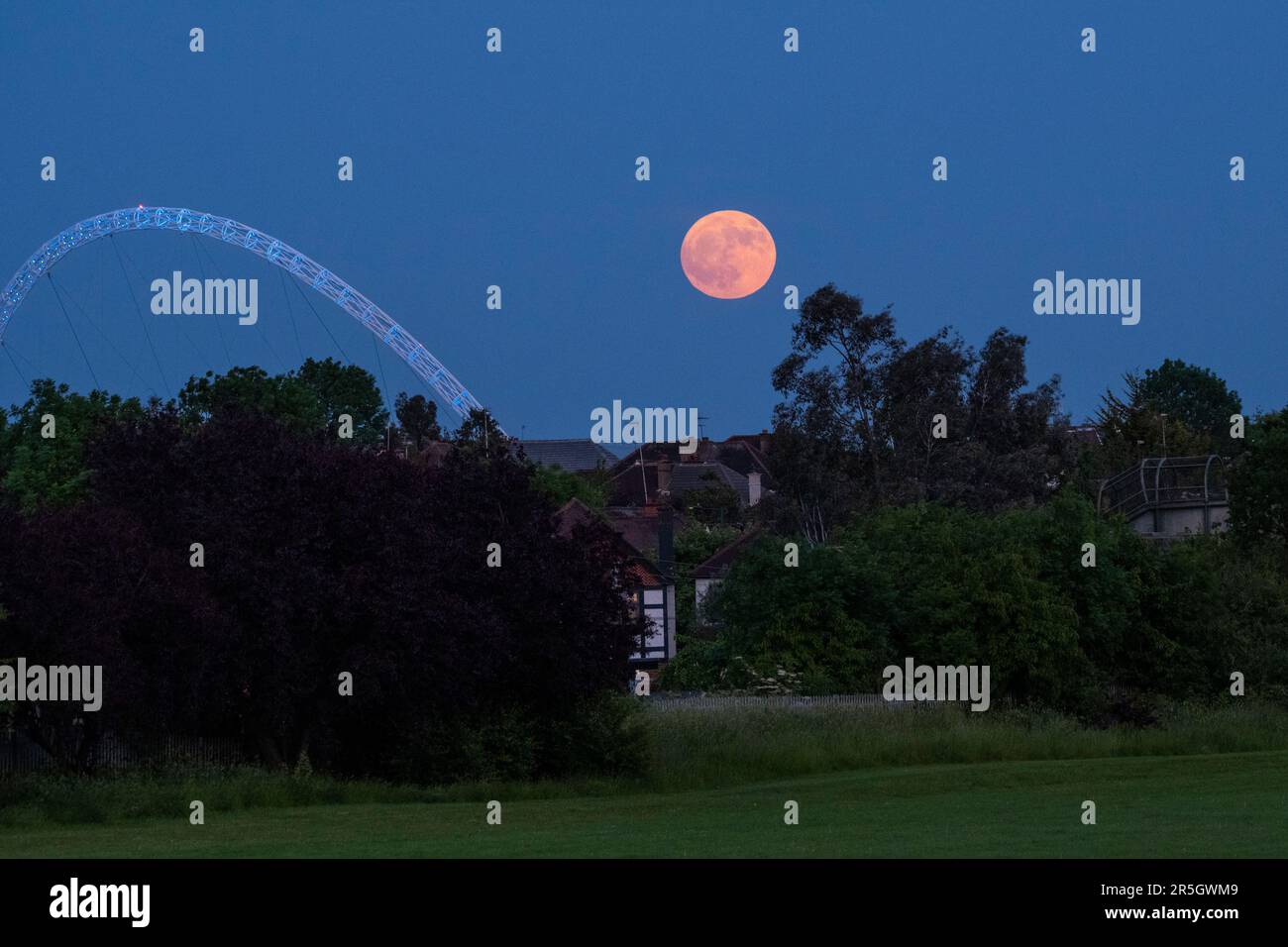 London, UK. 3 June 2023. UK Weather – The full Strawberry Moon rises ...