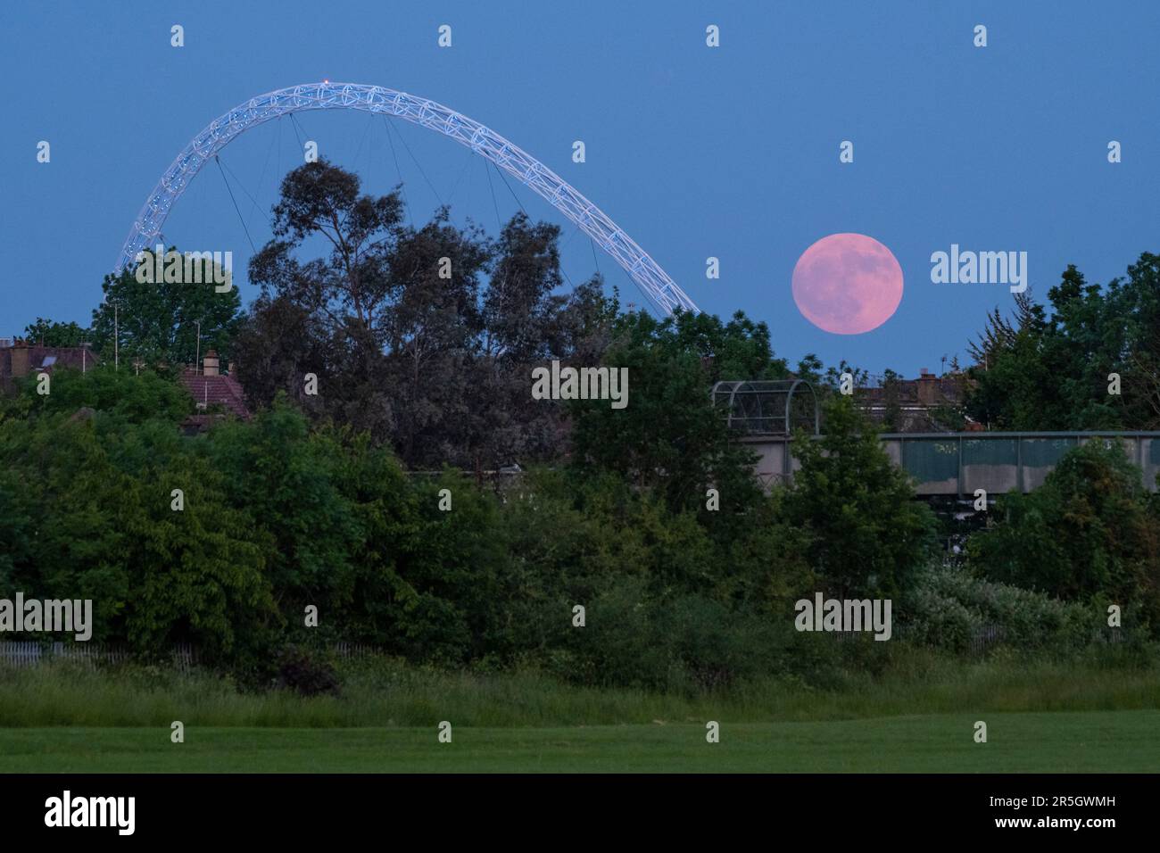 London, UK. 3 June 2023. UK Weather – The full Strawberry Moon rises ...