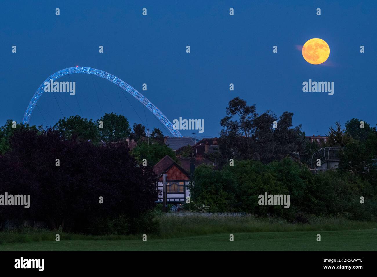 London, UK. 3 June 2023. UK Weather – The full Strawberry Moon rises ...