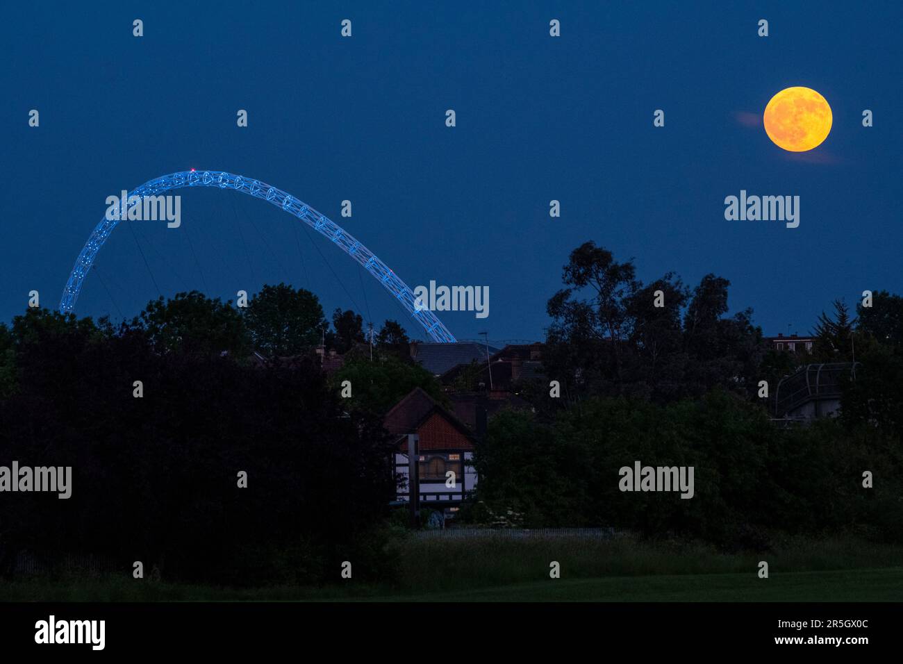 London, UK. 3 June 2023. UK Weather – The full Strawberry Moon rises ...