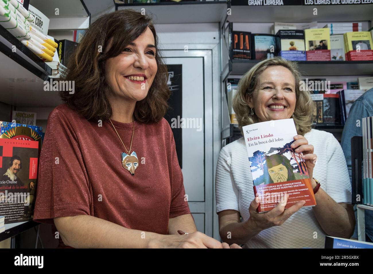 THE WRITER ELVIRA LINDO AND NADIA CALVIÑO VICE PRESIDENT OF THE GOVERNMENT AT THE 82ND EDITION OF THE BOOK FAIR IN EL RETIRO PARK, MADRID Credit: agefotostock /Alamy Live News Stock Photo