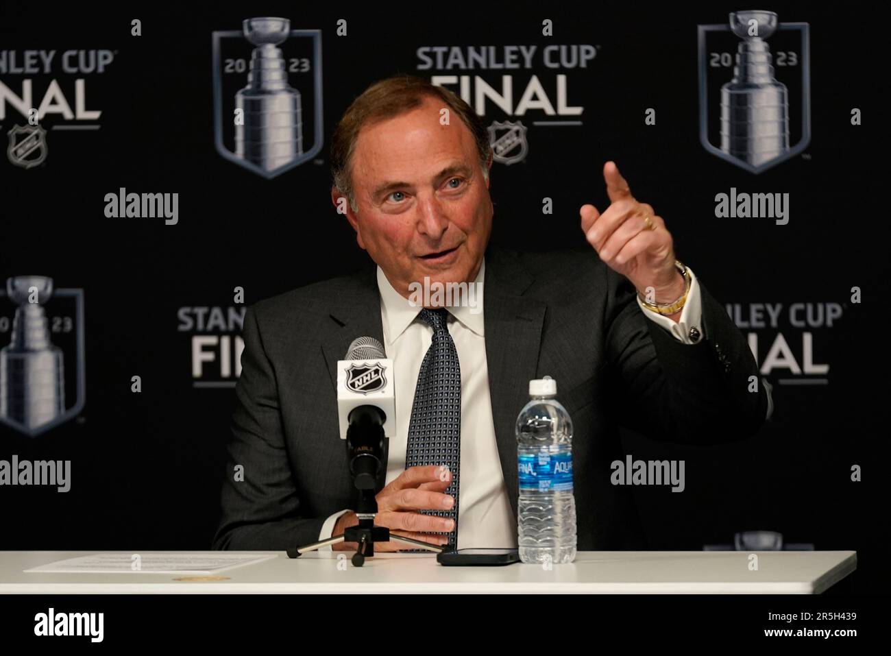 https://c8.alamy.com/comp/2R5H439/nhl-commissioner-gary-bettman-speaks-prior-to-game-1-of-the-nhl-hockey-stanley-cup-finals-between-the-florida-panthers-and-the-vegas-golden-knights-saturday-june-3-2023-in-las-vegas-ap-photoabbie-parr-2R5H439.jpg