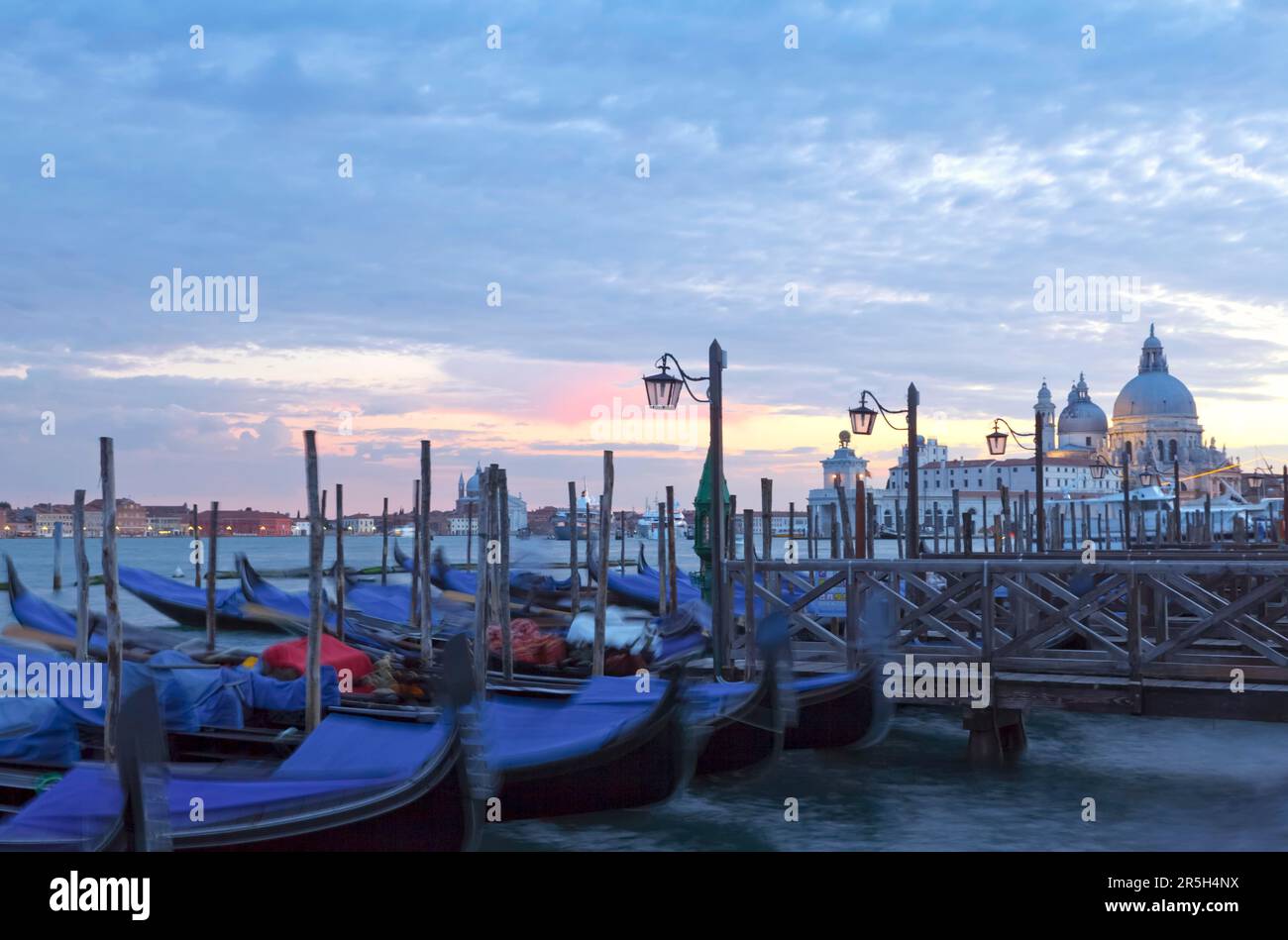 Swinging venice hi-res stock photography and images - Alamy