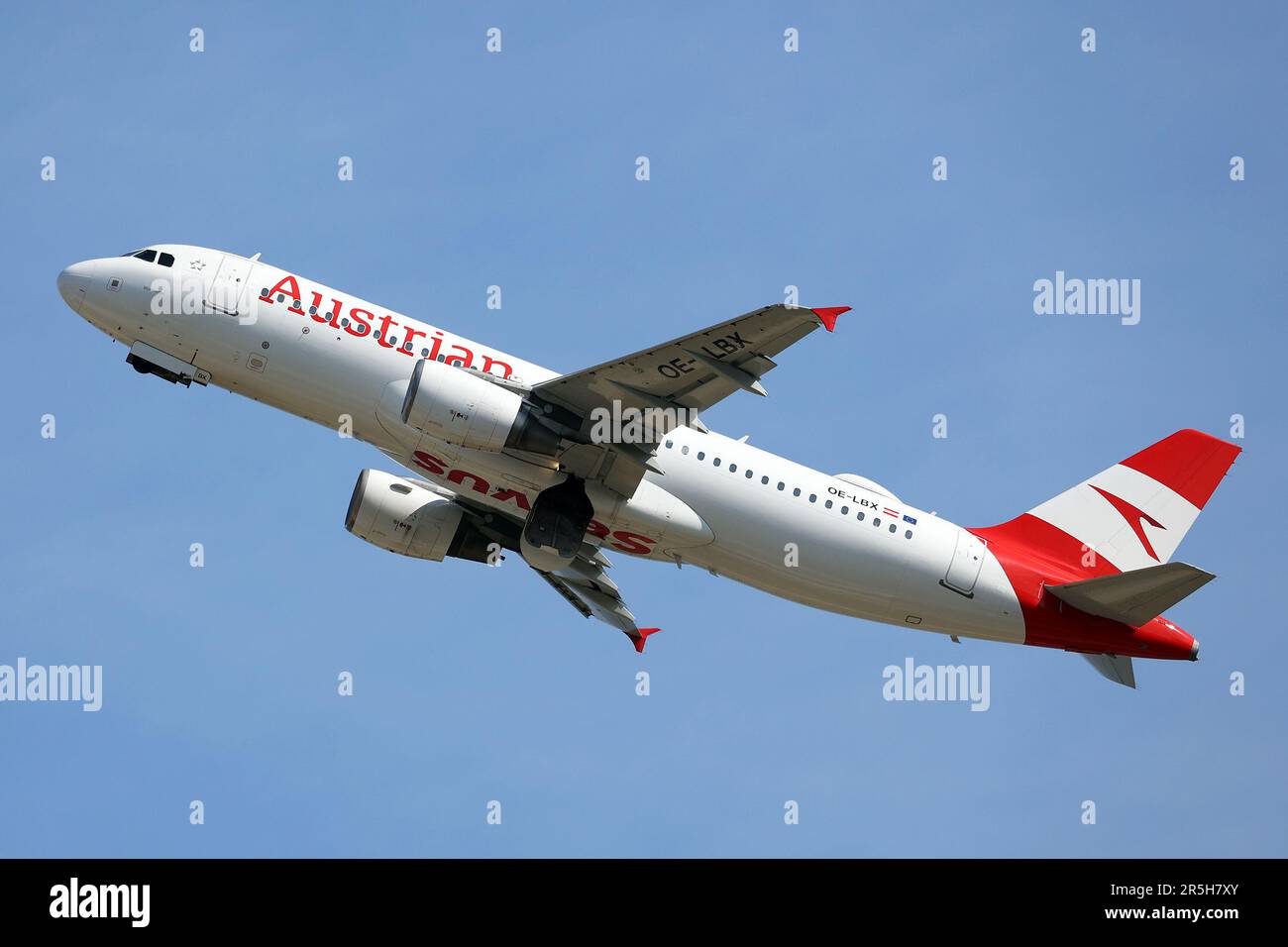 AUSTRIAN AIRLINES NEW ROUTES TO SICILY in the photo an AIRBUS A320214