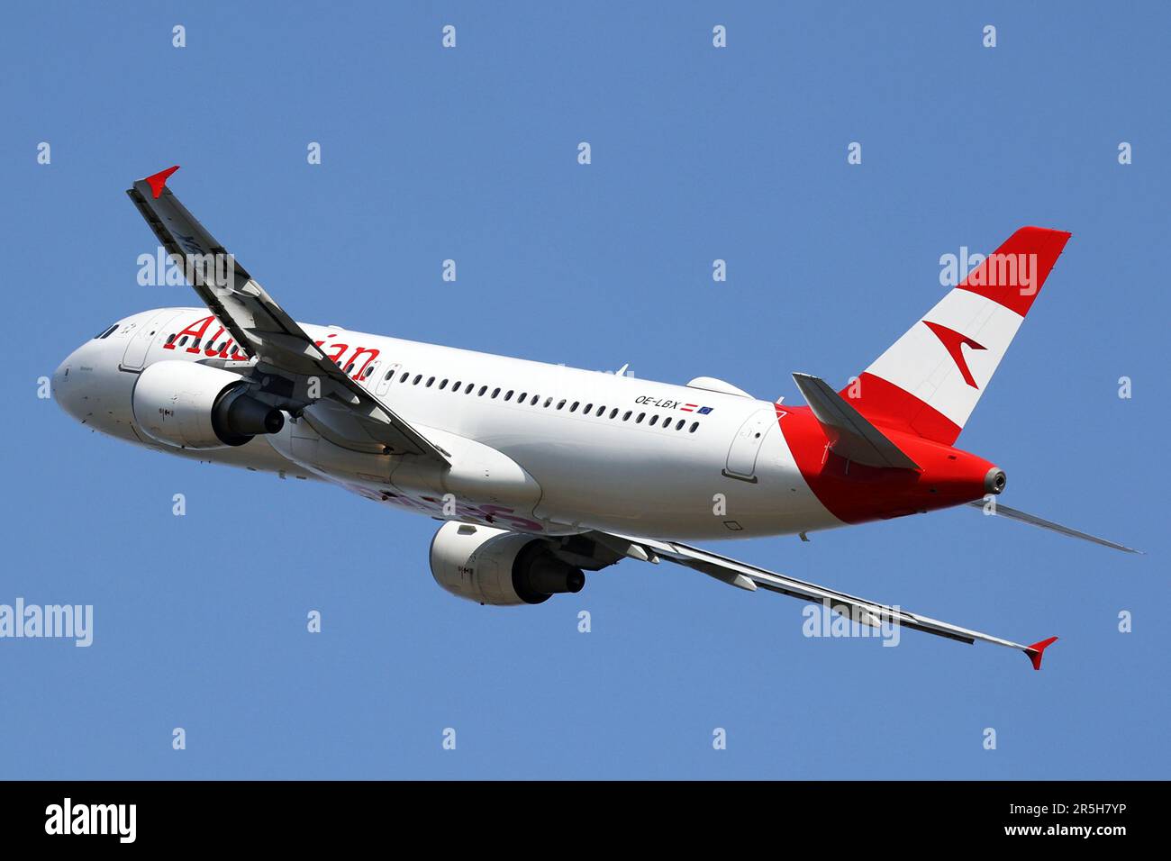 AUSTRIAN AIRLINES NEW ROUTES TO SICILY in the photo an AIRBUS A320214