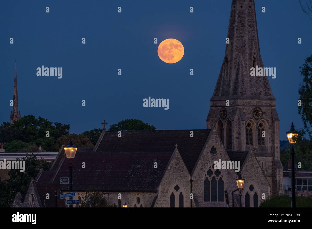London, UK. 3rd June 2023. UK Weather: Full Strawberry Moon rises over ...