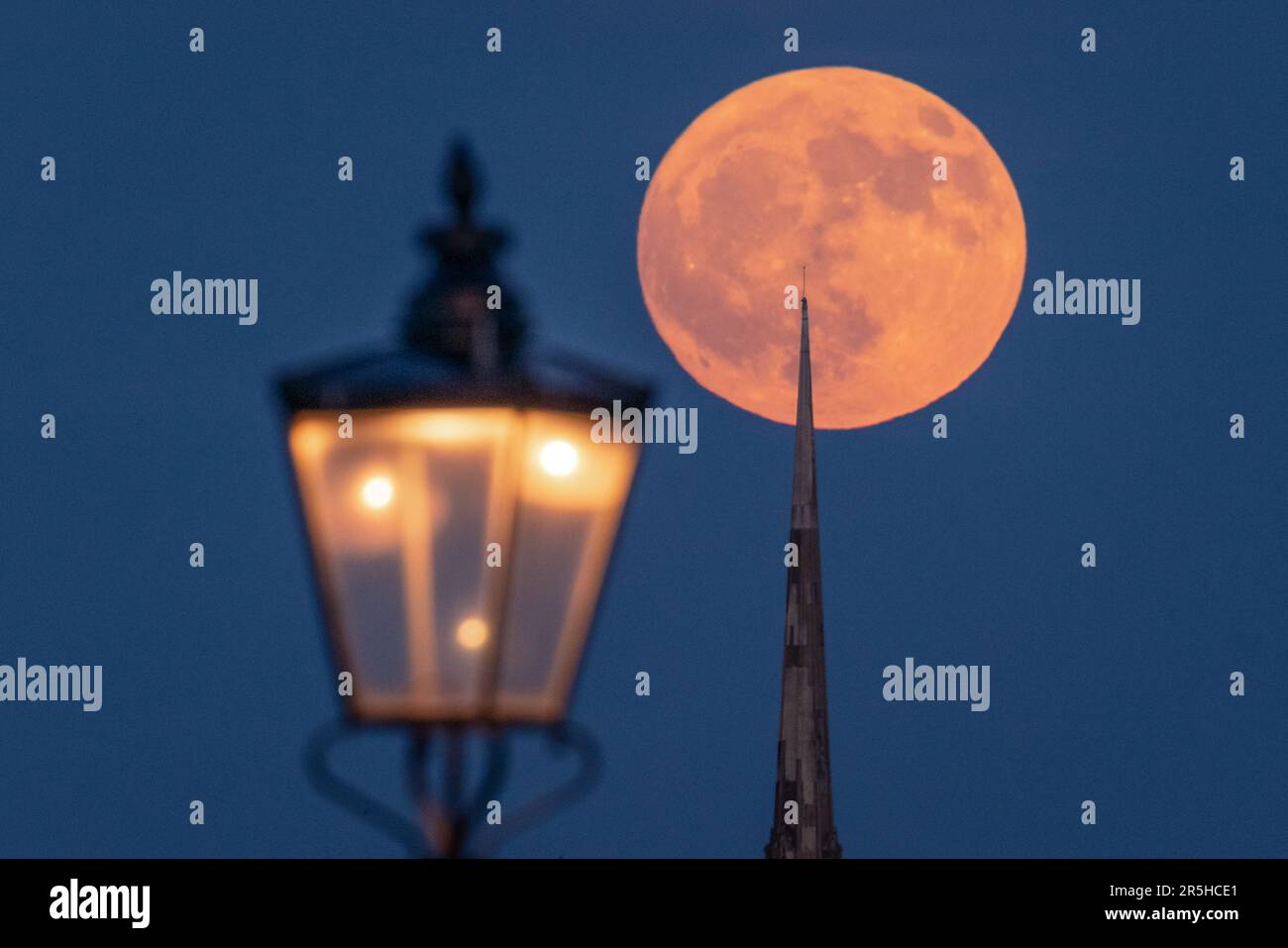 London, UK. 3rd June 2023. UK Weather: Full Strawberry Moon rises over ...
