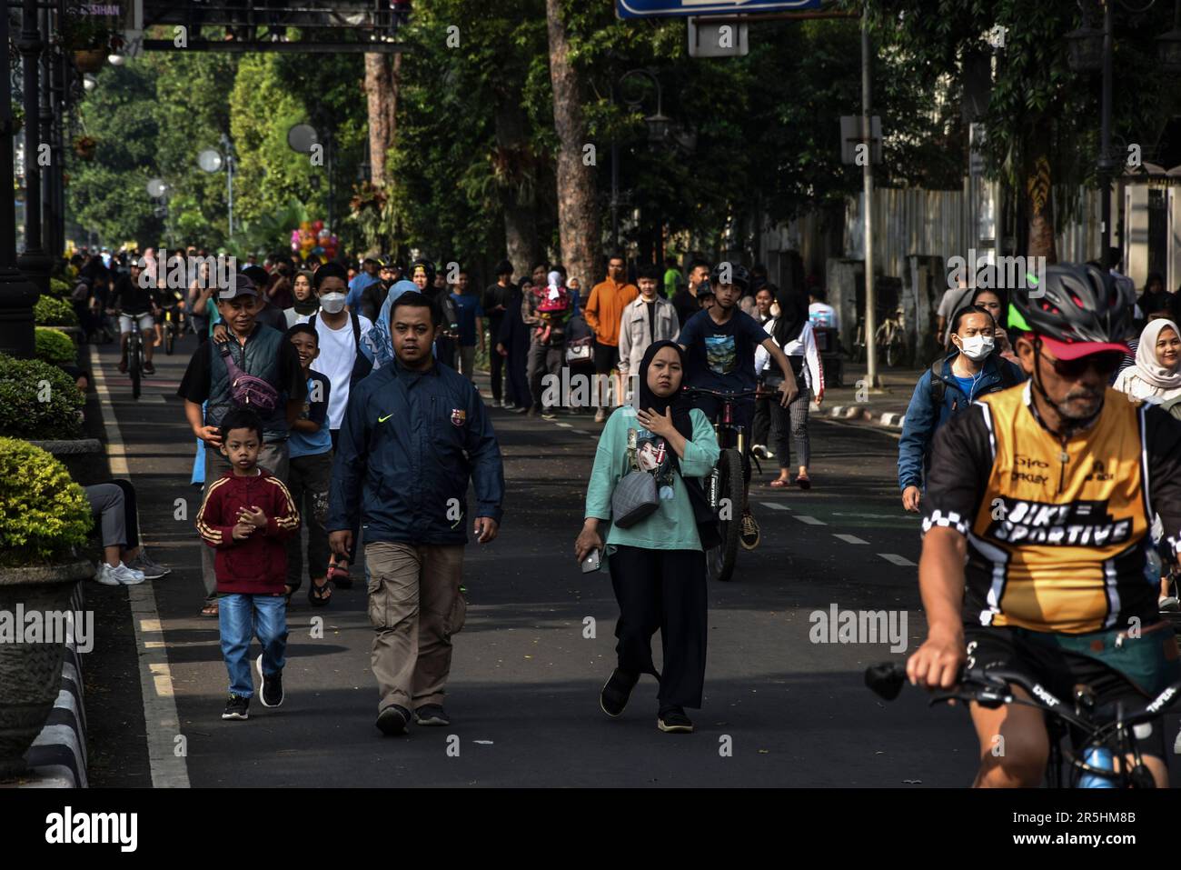 Bandung, West Java, Indonesia. June 4, 2023. People carry out Car Free Day activities on Jalan Dago, Bandung. The Bandung City Government officially conducted a car free day trial today after 3 years of experiencing a pandemic. Credit: Dimas Rachmatsyah/Alamy Live News Stock Photo