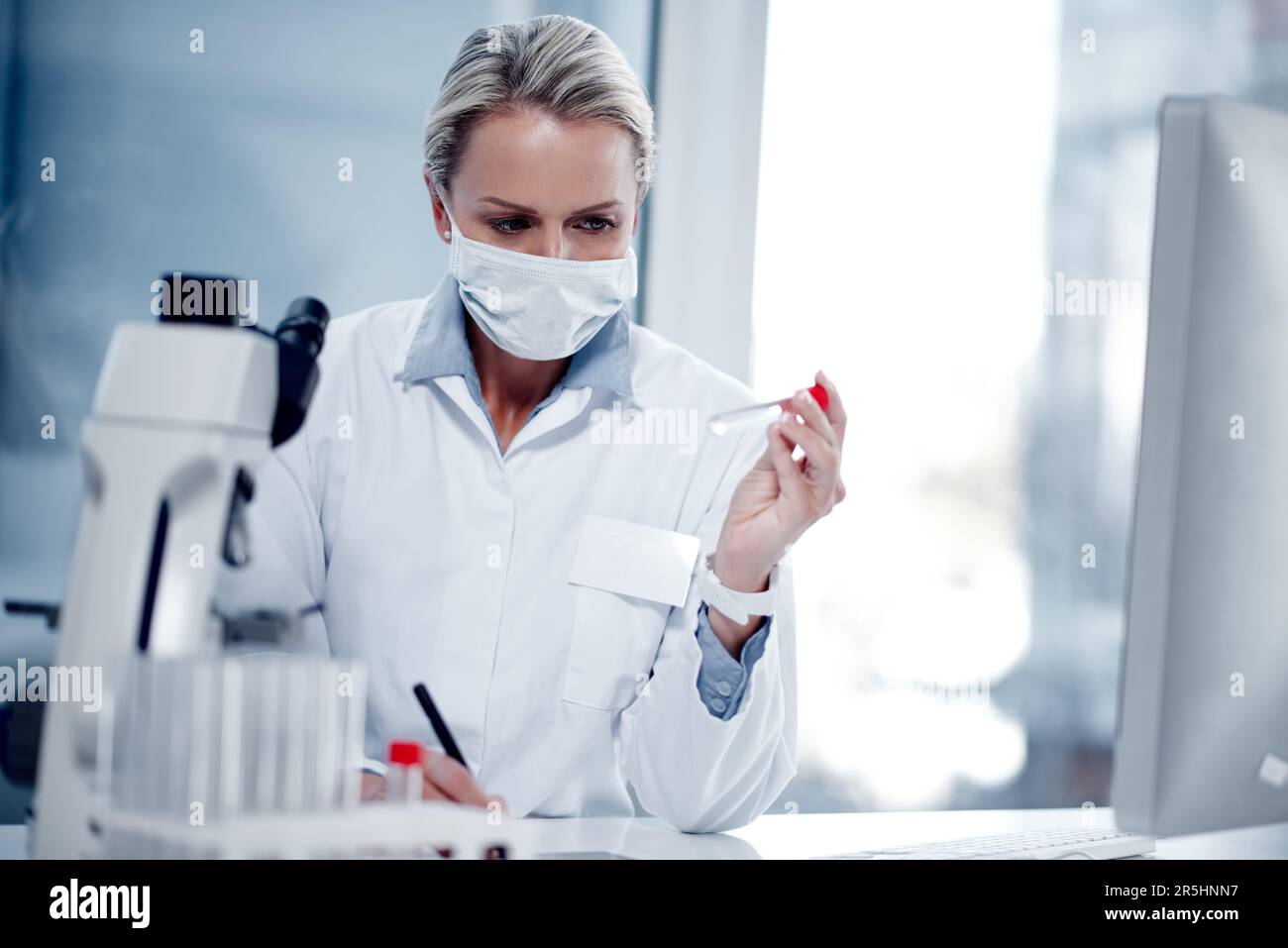 No detail goes unnoticed. a mature scientist working in her lab. Stock Photo