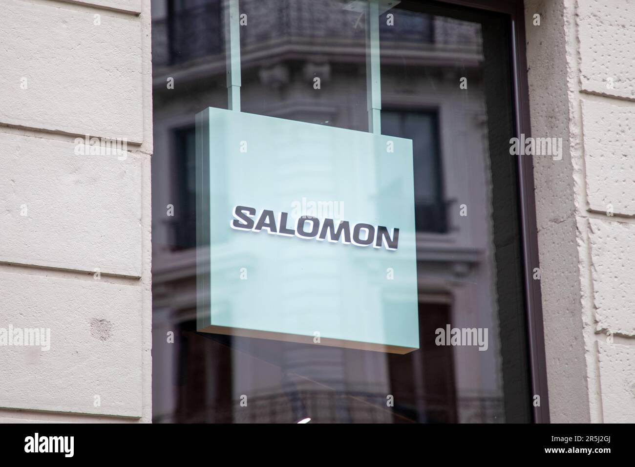 Bordeaux , Aquitaine France - 06 01 2023 : Salomon store facade logo text  and sign brand Group sports equipment manufacturing company Stock Photo -  Alamy