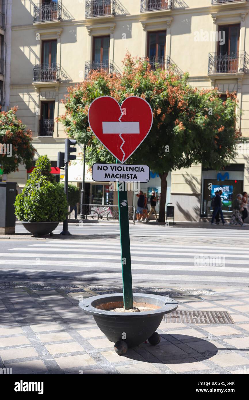 No violencia machista traffic sign seen in a shopping street in Spain against transgressive behaviour Stock Photo