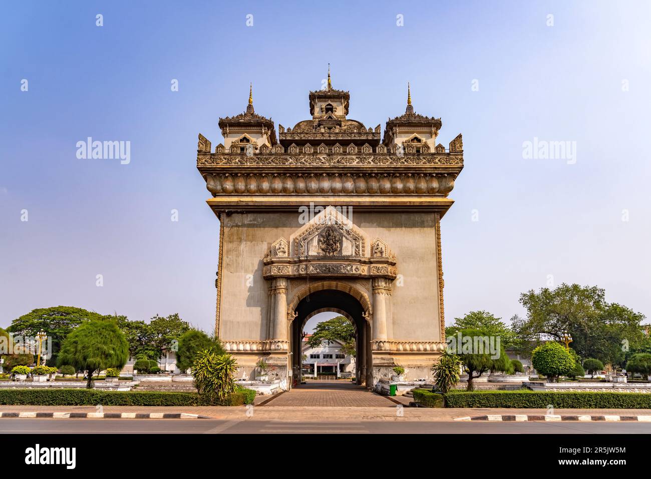 Das Siegestor Patuxai in der laotischen Haupstadt Vientiane, Laos, Asien  |   The memorial monument Patuxai at the laotian capital Vientiane, Laos, As Stock Photo