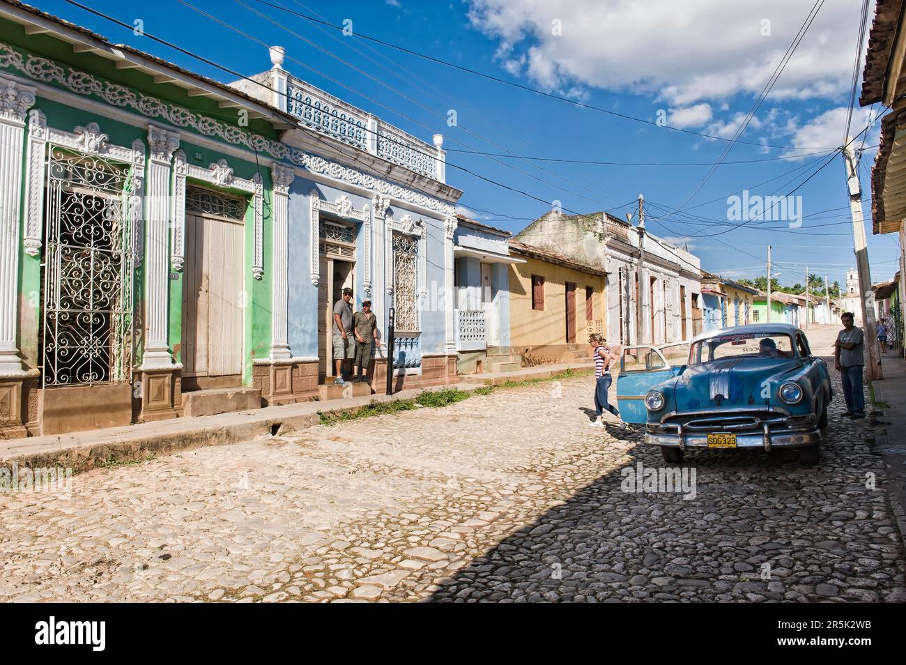 Oldtimer in front of colorful colonial Houses, Trinidad, Sancti Spiritus Province, Cuba Stock Photo