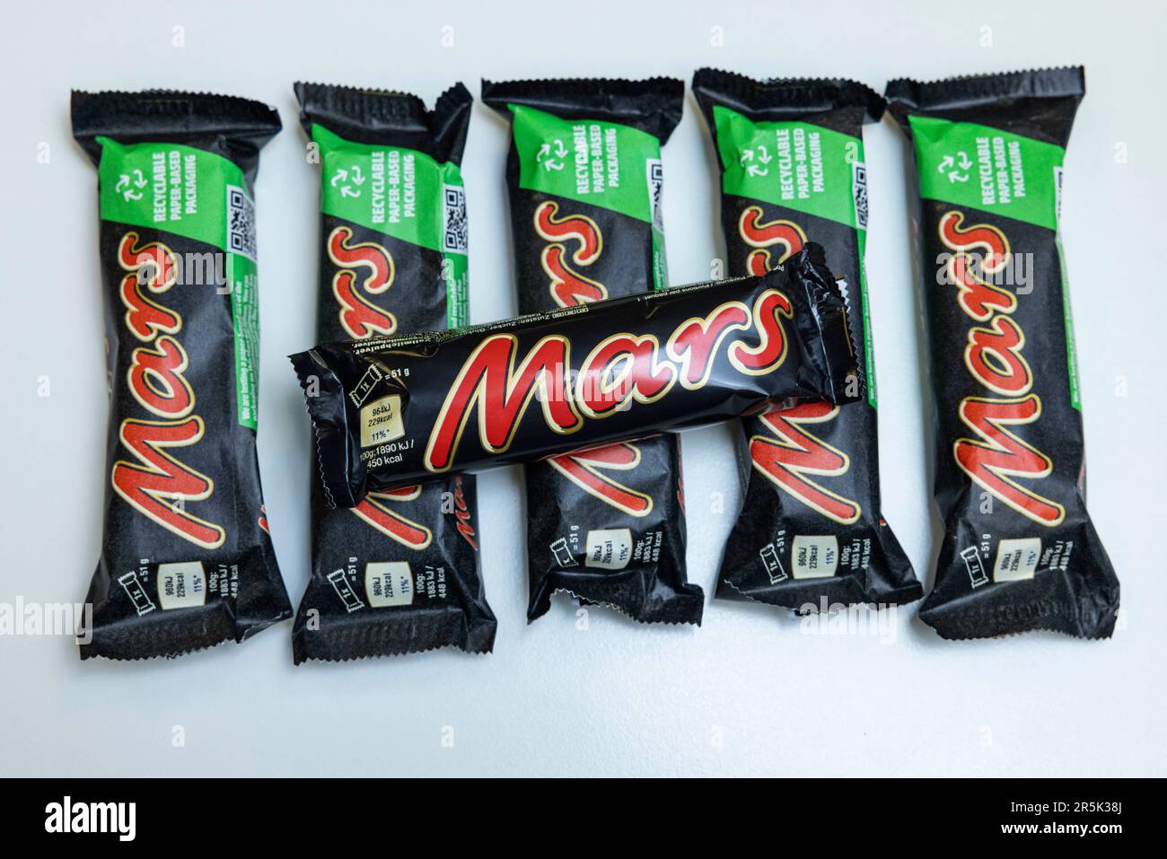 US confectionery giant Mars will move to paper-based packaging on its Mars Bar chocolate product as part of a new test pilot in the UK Stock Photo