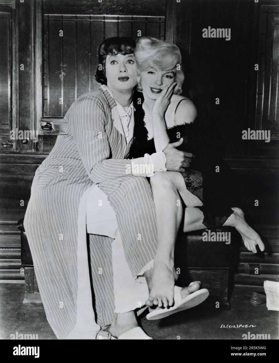 TONY CURTIS and MARILYN MONROE on set candid portrait during filming of SOME LIKE IT HOT 1959 director BILLY WILDER screenplay Billy Wilder and I.A.L. Diamond Ashton Productions / The Mirisch Corporation / United Artists Stock Photo