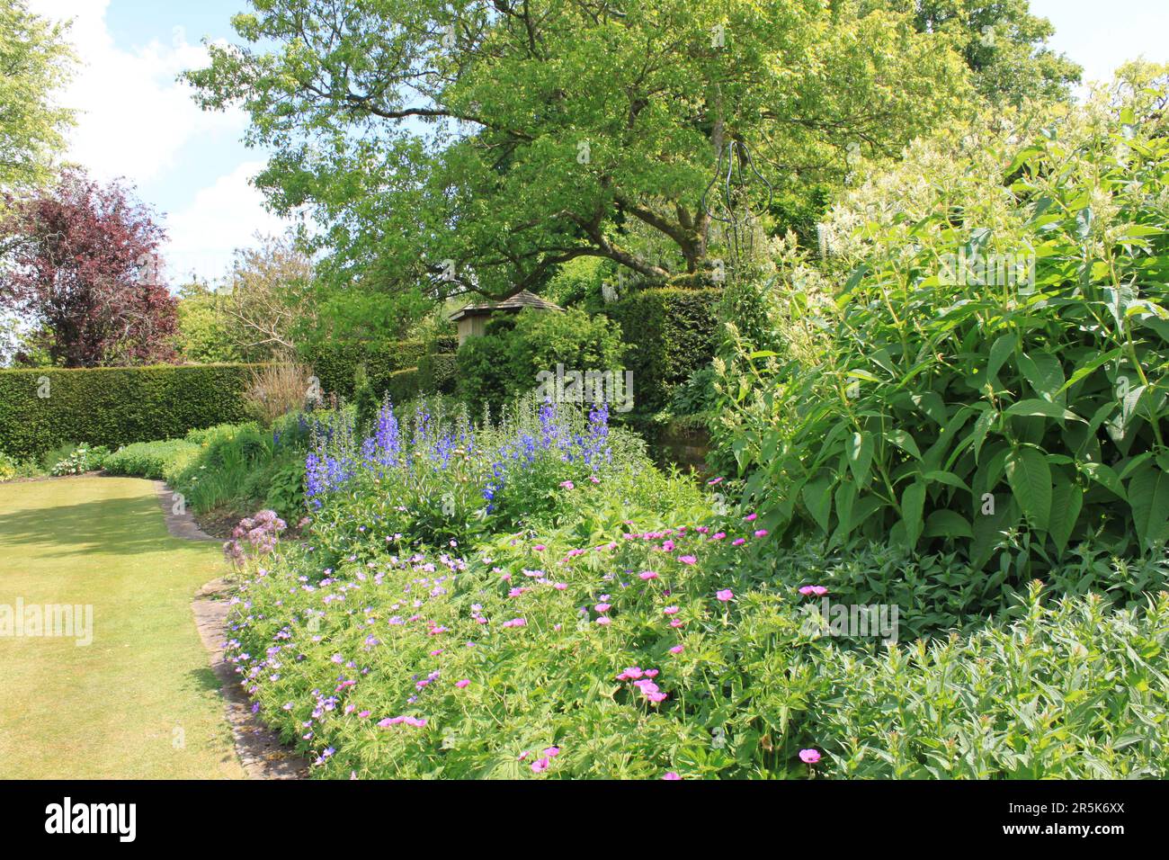 Perfect english country garden hi-res stock photography and images - Alamy