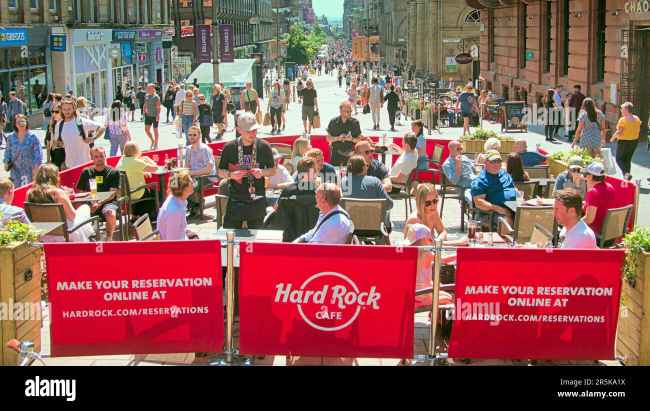 Glasgow, Scotland, UK 4th June, 2023. UK Weather Sunny day saw locals